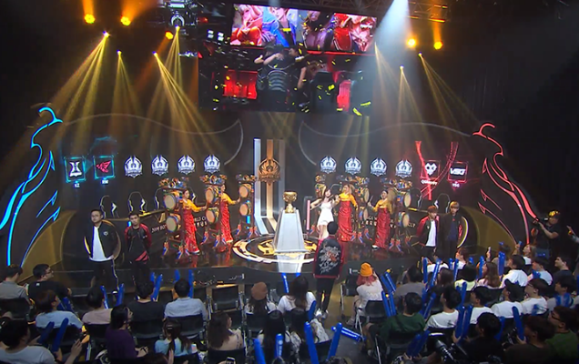 Zeka 是一个纯粹的外行。 Zeus 的标志性英雄 Shen 是纯粹的。 Hanwha Life Esports 4 vs 5 团队消灭了对手，赢得了第一场比赛。